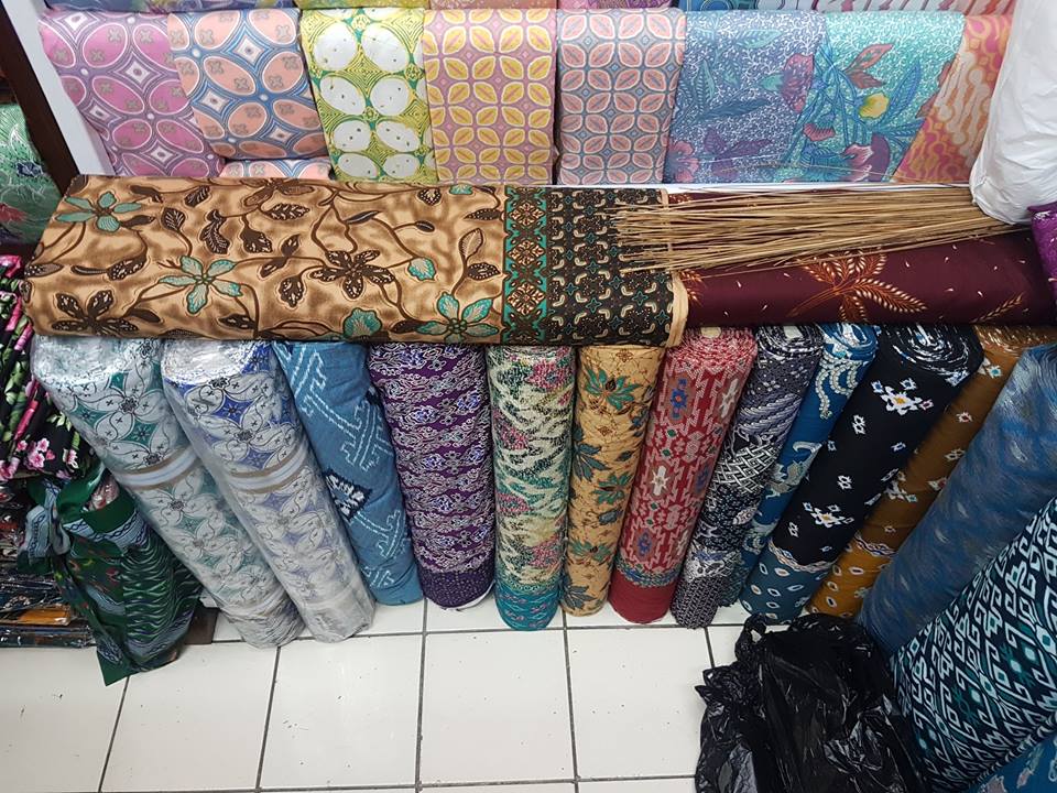  Seragam  batik bank  BCA  bermotif modern Batik Dlidir