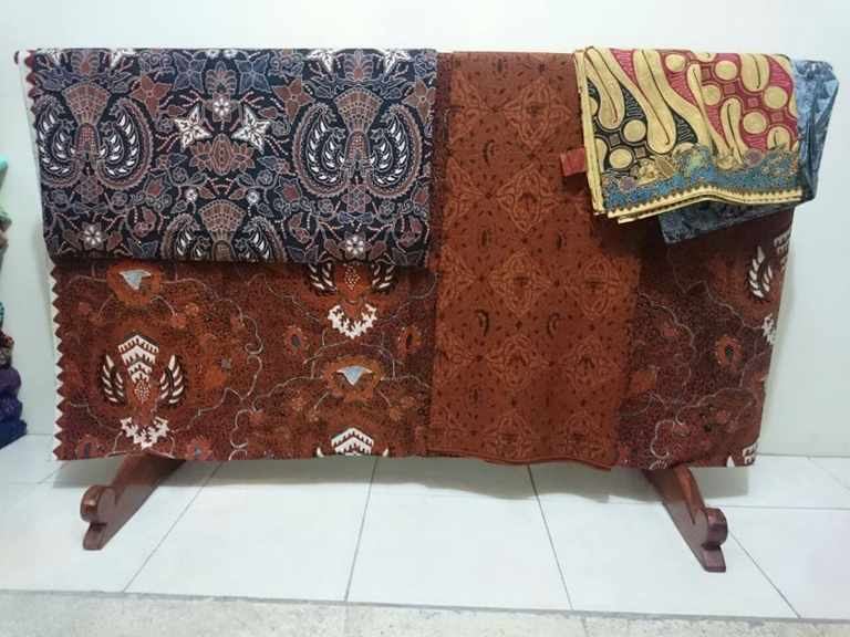  Batik  tulis Pacitan  dengan keunikan motif pace  Batik  Dlidir