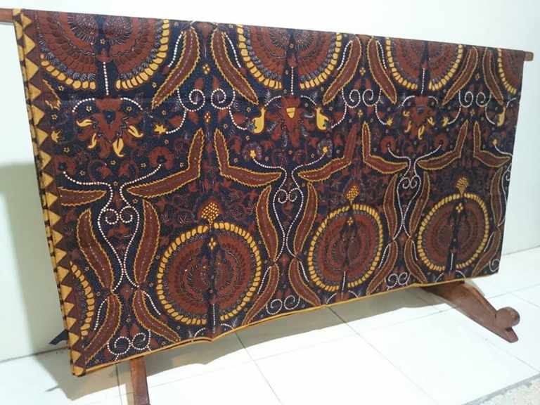 Tehnik pembuatan kain batik menggunakan Canting atau Tulis