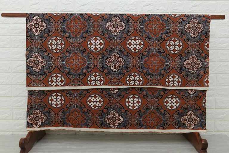 Tehnik pembuatan Seragam batik custom Jakarta oleh Batikdlidir dengan cabut kombinasi tulis canting