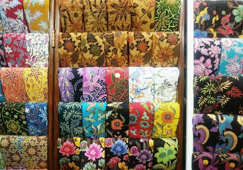 Motif tumpal biasanya terdapat pada kain batik di bagian