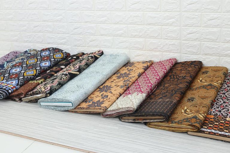 Penggunaan kain batik yang paling besar adalah sebagai bahan