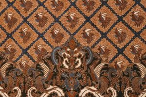 Berikut di bawah ini merupakan contoh motif batik cendrawasih yang dikembangkan oleh pengrajin kami ke kain batik dengan teknik tulis asli canting.