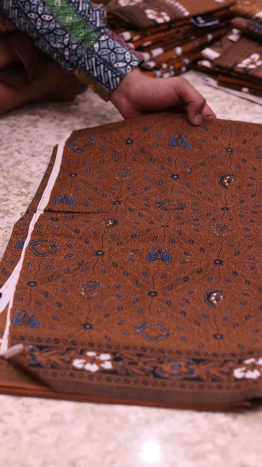 Harga Sarung Batik Tulis Canting Manual Satu Kali Celup Warna Asli dan Faktor Penentunya