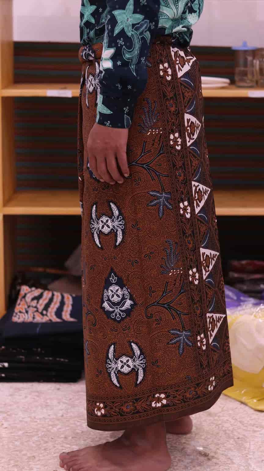 Keunggulan Sarung Batik Tulis Canting Manual Satu Kali Celup Warna Asli Dibanding Printing