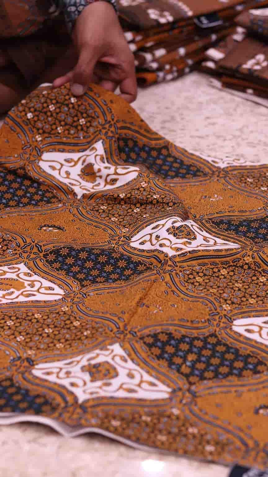 Perbedaan Warna Soga Alami dan Soga Sintetis pada Sarung Batik Tulis