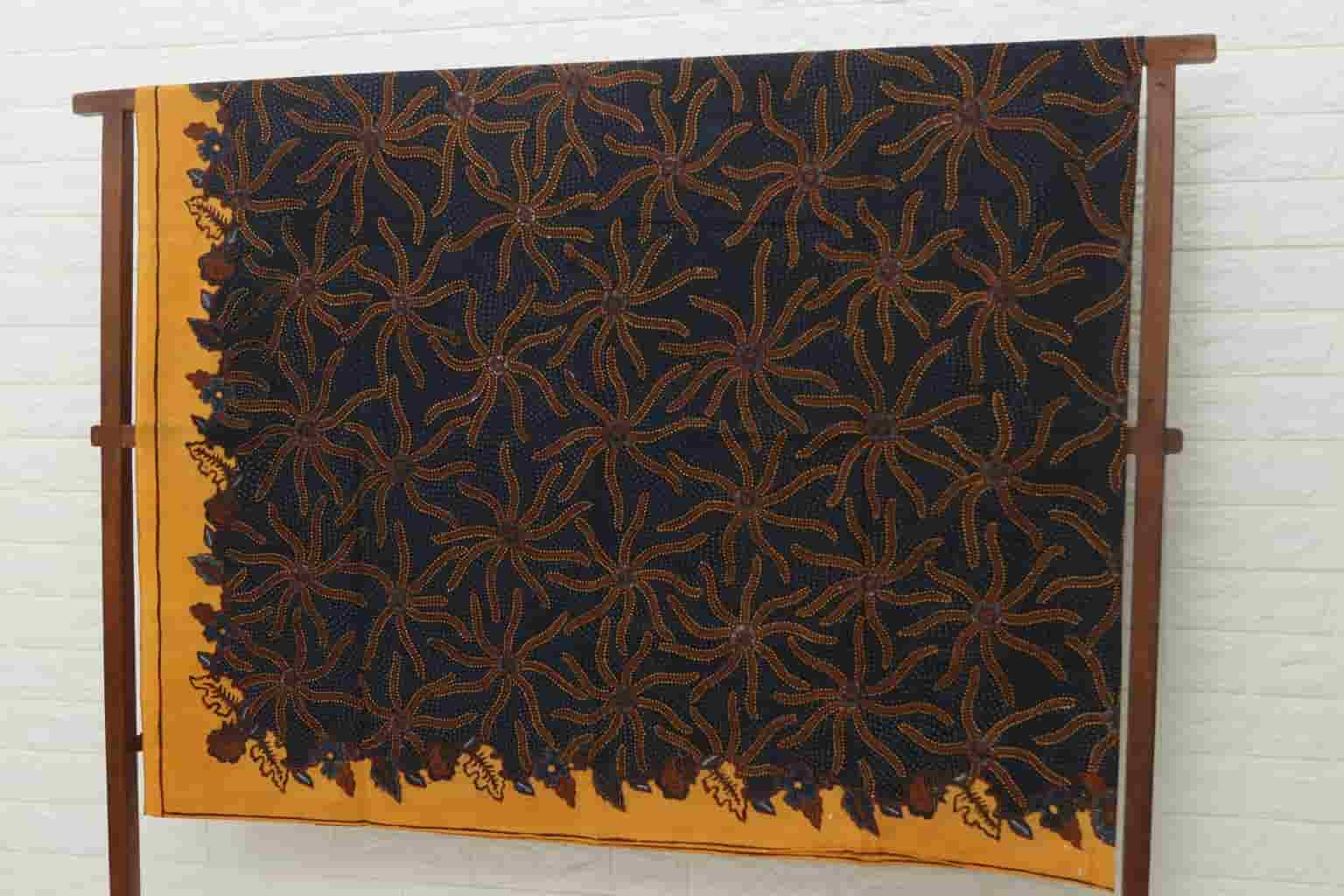 Rekomendasi Warna Batik Tulis Mewah untuk Hadiah Relasi Pria & Wanita