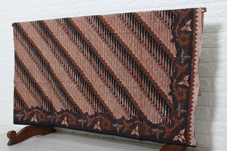 Bahan dan Desain Seragam Batik Kantor Premium Solo Perbandingan Kain, Kenyamanan, dan Citra Profesional Perusahaan