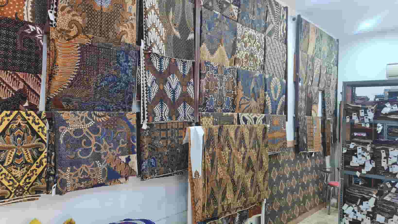 Batik Tulis Motif Semen Rama Latar Hitam Arti Filosofi, Ciri Khas, dan Keindahan Elegan Tradisional