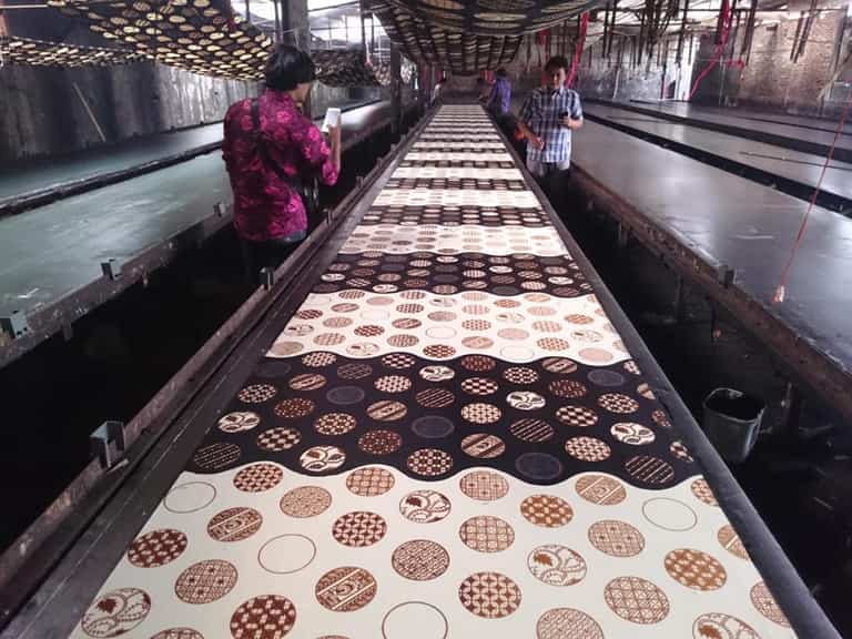 Proses Produksi Batik Seragam Hotel Berbintang Dari Desain Eksklusif hingga Finishing Berkualitas Tinggi