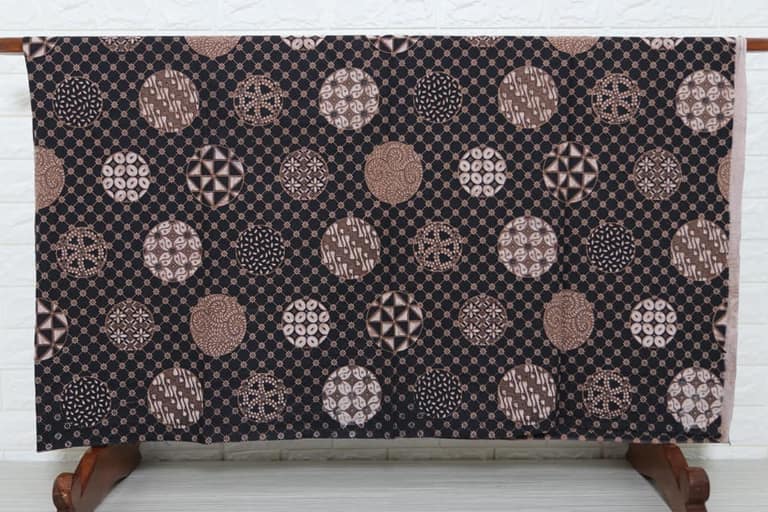 Rincian Harga Seragam Batik Custom Dari Bahan, Desain hingga Jahit