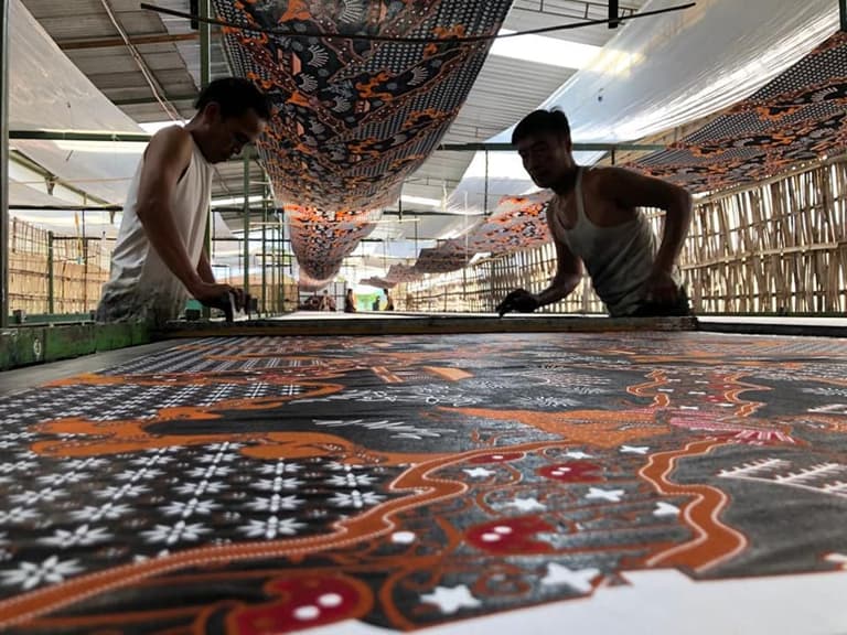 Mitra Produksi Batik Seragam Skala Besar Kapasitas Pabrik Stabil untuk Proyek Ribuan Potong