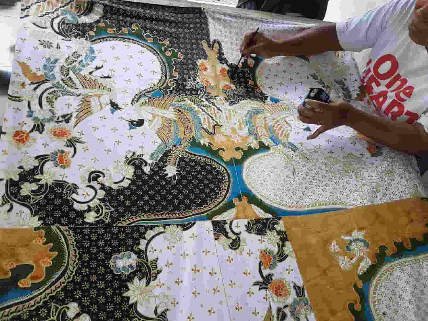 Teknik Nyolet dalam Batik Tulis Pengertian, Fungsi, dan Perannya dalam Pewarnaan Motif Batik